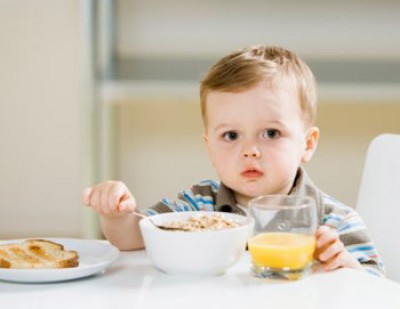 Chia nhỏ các bữa ăn để bé dễ tăng cân hơn