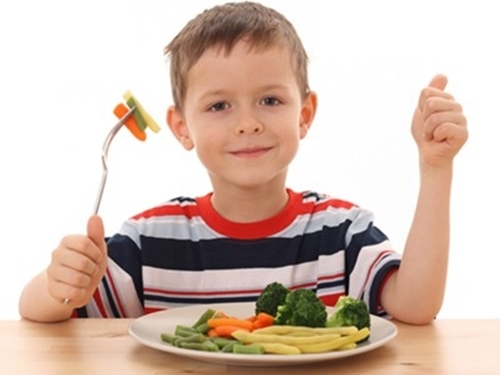 Cho trẻ ăn nhiều bữa phụ để tăng cân nhanh hơn.