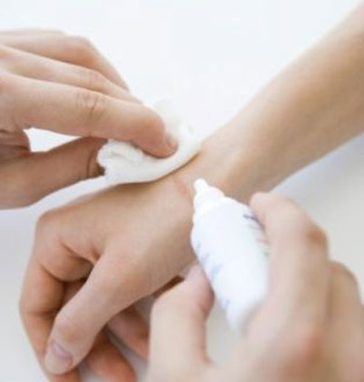 Sát trùng sạch sẽ vết thương tránh nhiễm trùng làm lành da nhanh hơn