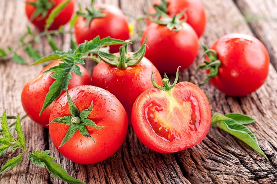 Cà chua có thể làm nước ép và mặt nạ đều tốt cho da