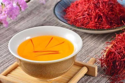 saffron được sử dụng để nấu nước uống hàng ngày