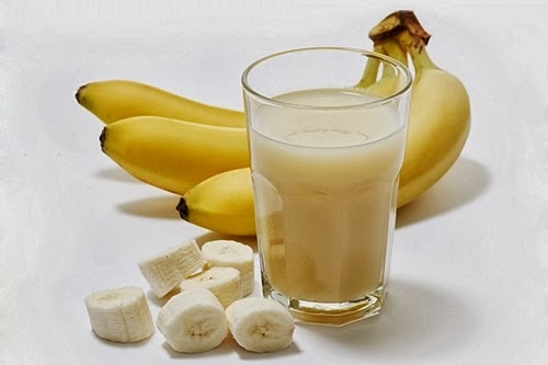 Khởi động ngày 1 với chuối với sữa hạnh nhân để giảm cân