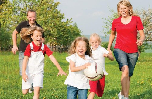 Cùng bé chơi thể thao để giảm cân cho trẻ và giúp nâng cao sức khỏe