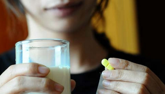 Không uống thuốc kháng sinh với sữa đậu nành