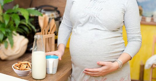 Phụ nữ mang thai được khuyến cáo không nên uống nhiều sữa đậu nành
