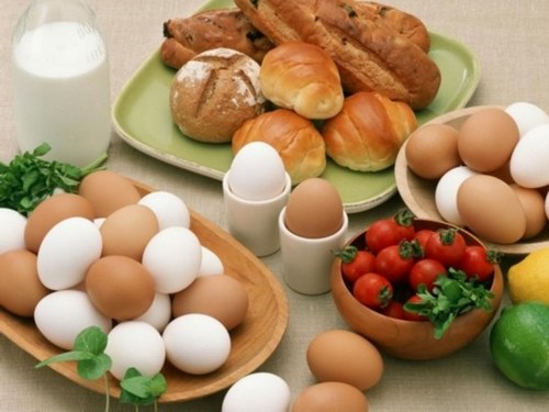 Trứng gà nên kết hợp với cà chua và bánh mì để giảm cân hiệu quả