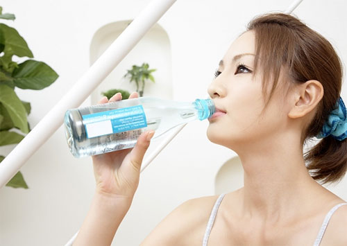 Chăm sóc da bằng cách uống nhiều nước mỗi ngày