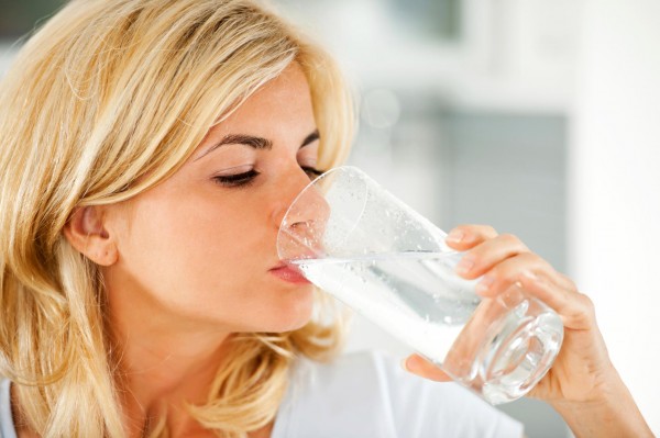 Uống nhiều nước giúp giảm mỡ bụng nhanh chóng